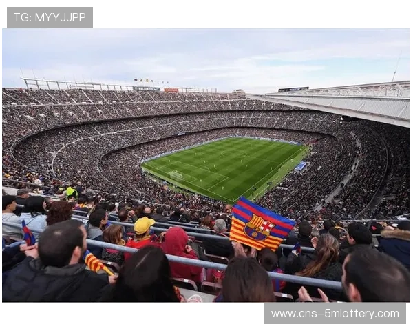 诺坎普翻修看台现漏水，工作人员紧急修补不影响比赛