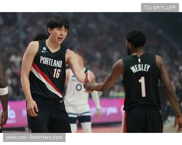 磕磕碰碰很正常~杨瀚森赛后和撞到他头的理查德拥抱致意体育精神展现 磕磕碰碰很正常~杨瀚森赛后和撞到他头的理查德拥抱致意体育精神展现